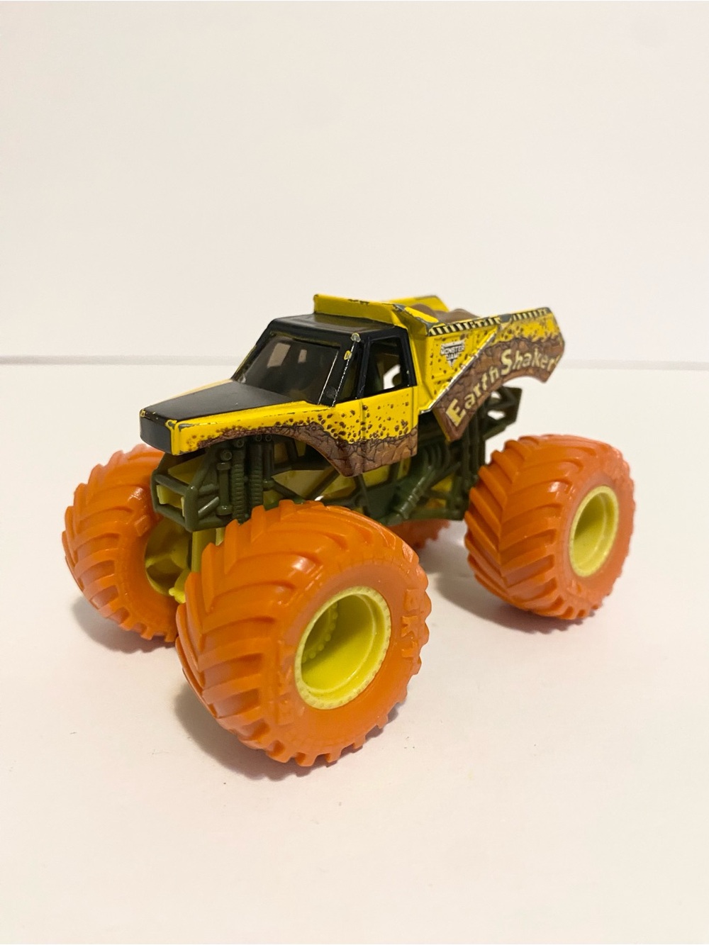 Monster Jam Truck Earth Shaker 1:64 Diecast Car Vehicle Dump Truck Yellow Orange